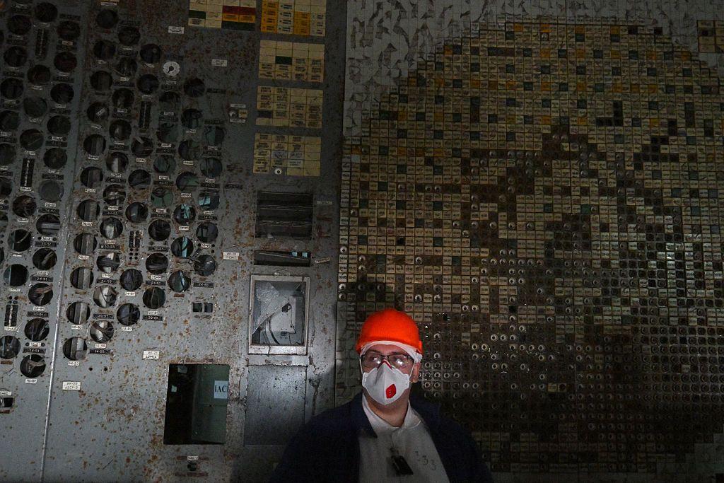 Un empleado de la central en la sala del reactor destruido en el accidente nuclear.