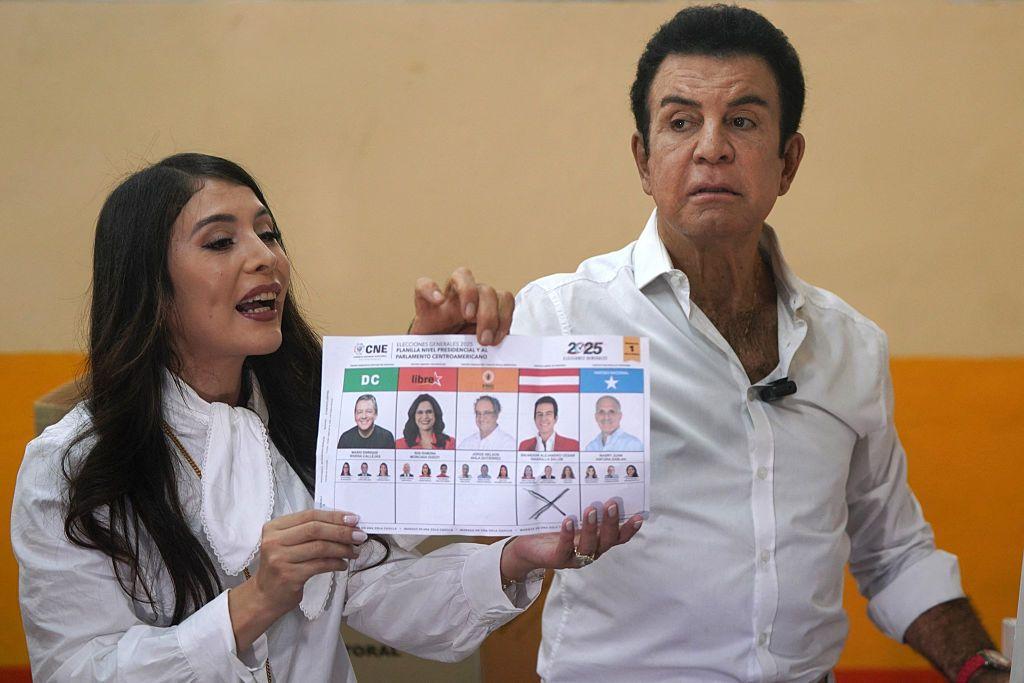 Salvador Nasralla sostiene una papeleta de voto junto a su esposa  Iroshka Elvir.