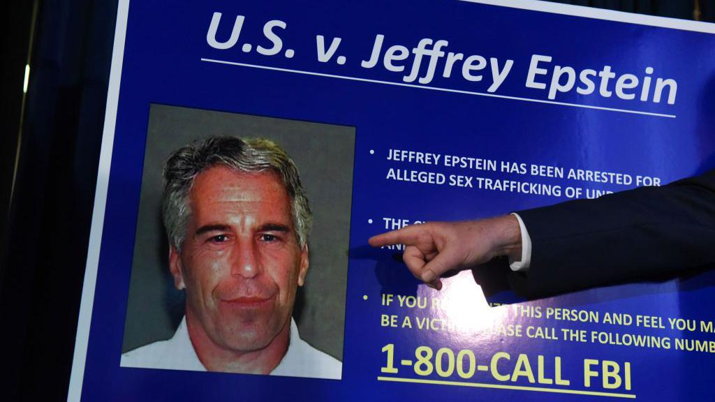 Una imagen de Epstein en un llamado del FBI a sus víctimas.