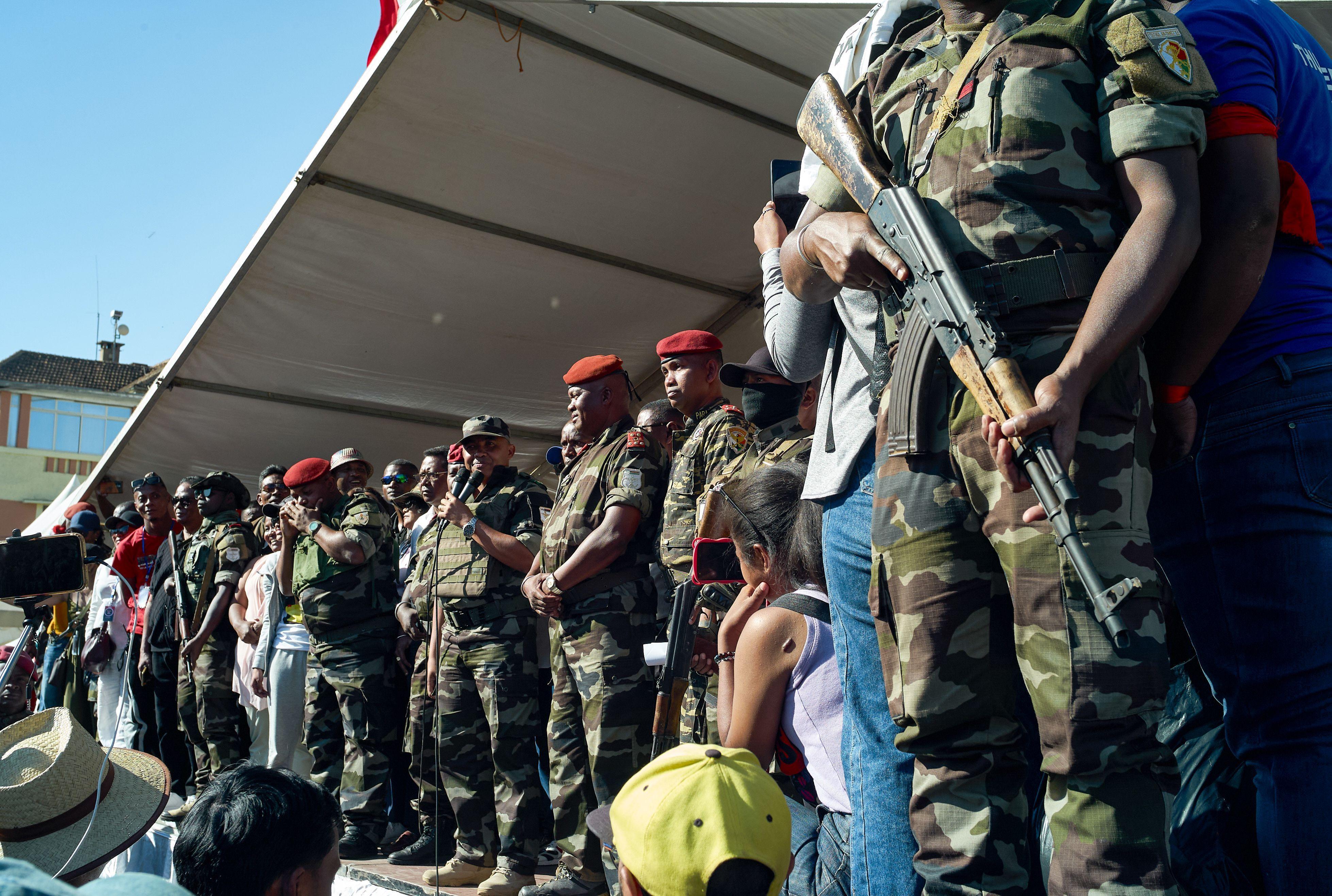 وحدة النخبة في جيش مدغشقر تعلن "توليها السلطة"، والتظاهرات "الغاضبة" تتحول إلى "مؤيدة" للجيش 1 أفراد من الجيش يخاطبون الحشد في أنتاناناريفو، مدغشقر، 14 أكتوبر/تشرين الأول 2025