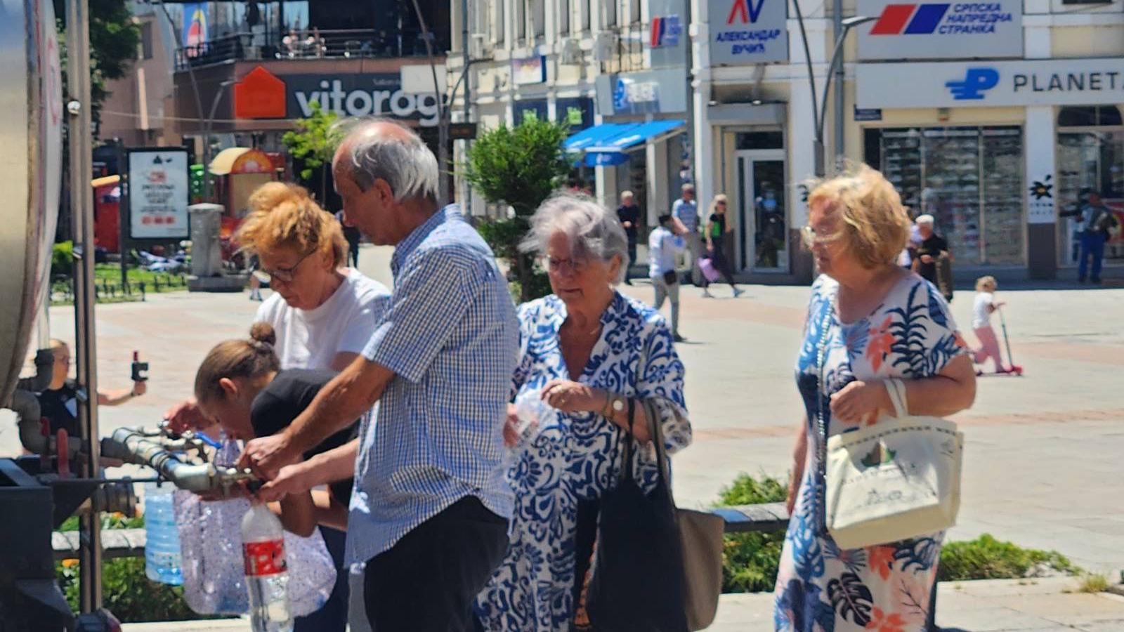 Ljudi stoje u redu da naspu vodu iz cisterne