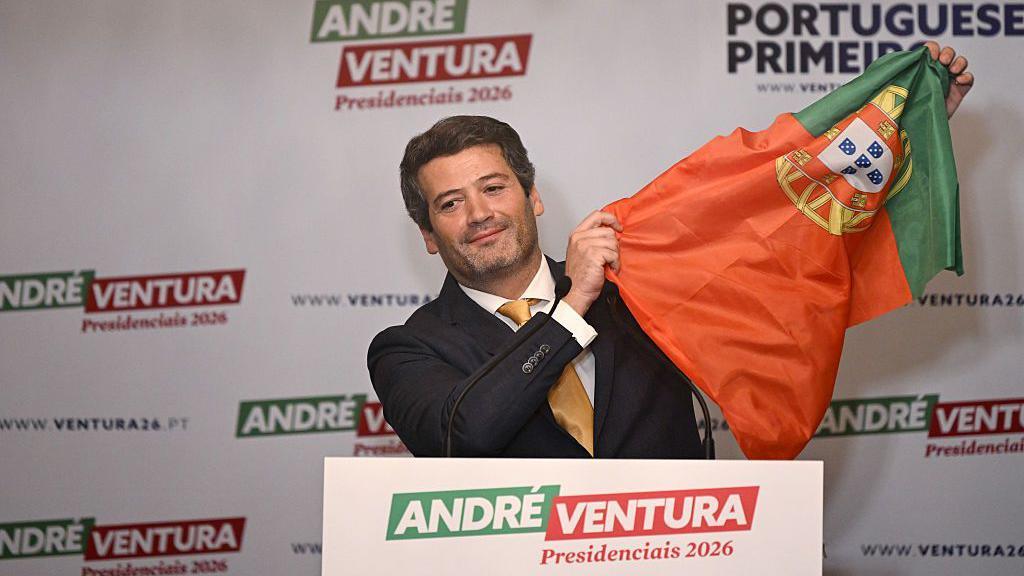 Andr&eacute; Ventura levantando uma bandeira de Portugal. 