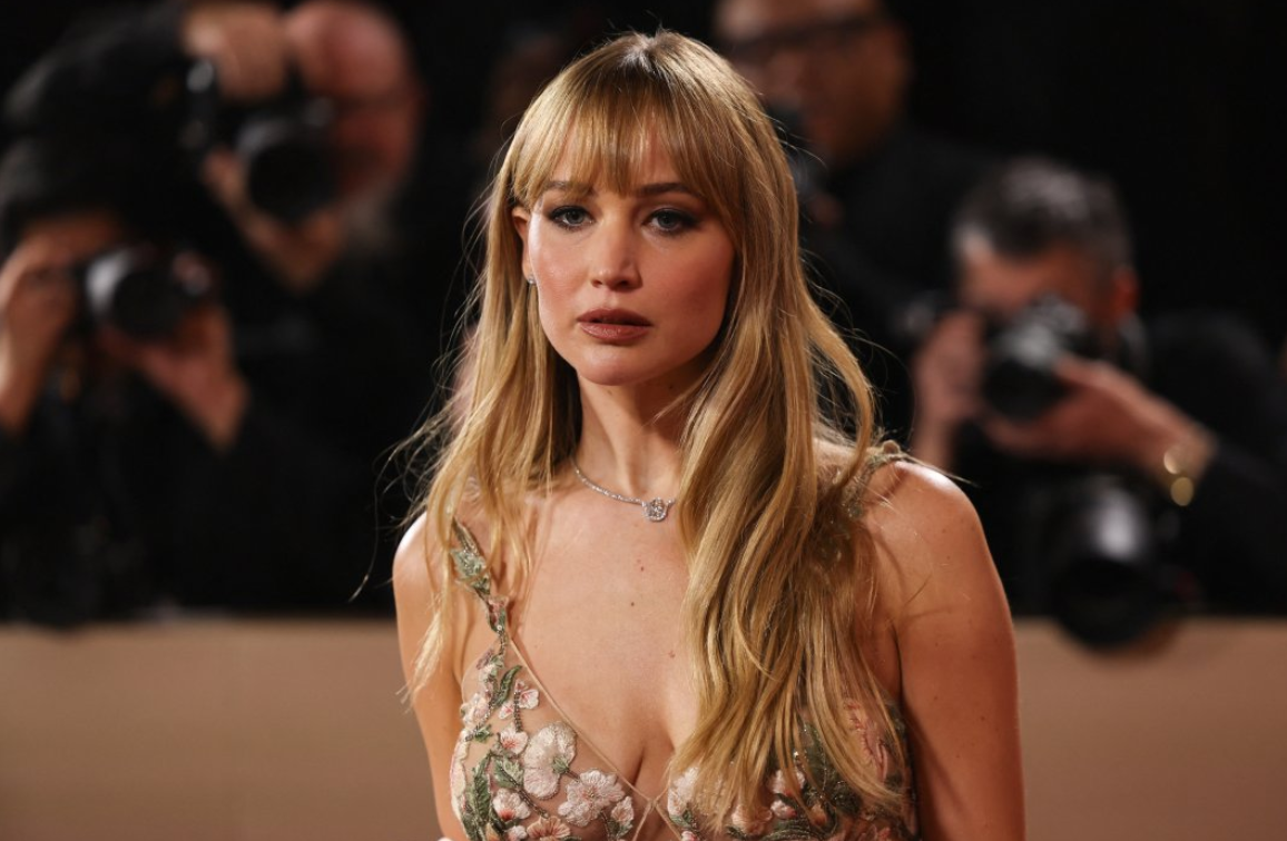 Jennifer Lawrence posa en la alfombra roja de la 83ª entrega anual de los Globos de Oro en Beverly Hills, California, EE. UU., el 11 de enero de 2026. REUTERS/Daniel Cole