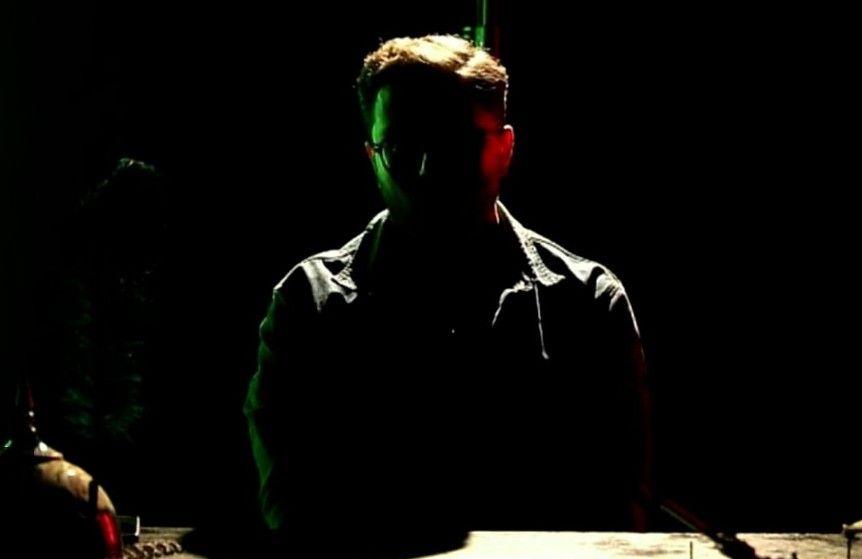 يظهر إكسبلوزيف في صورة ظلية محاطة بضوء أحمر وأخضر، وهما لونا العلم الإيراني. وعلى مكتبه خوذة مزينة بريش أخضر.