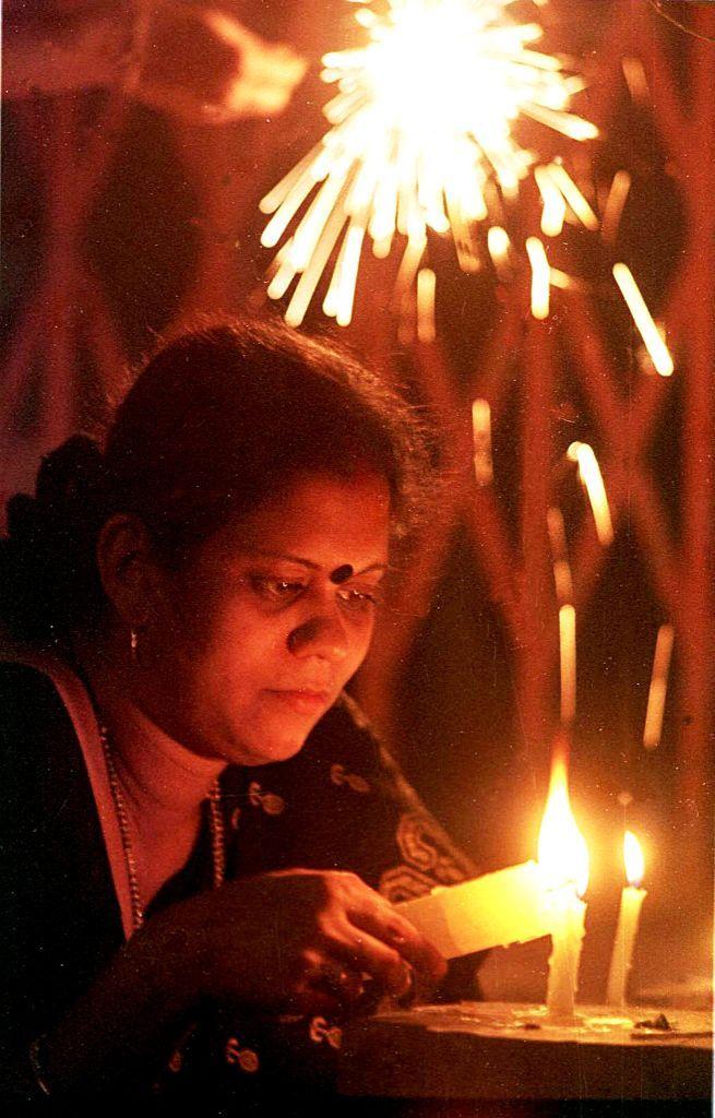 امرأة هندية تشعل الشموع في كالكوتا عشية عيد ديوالي