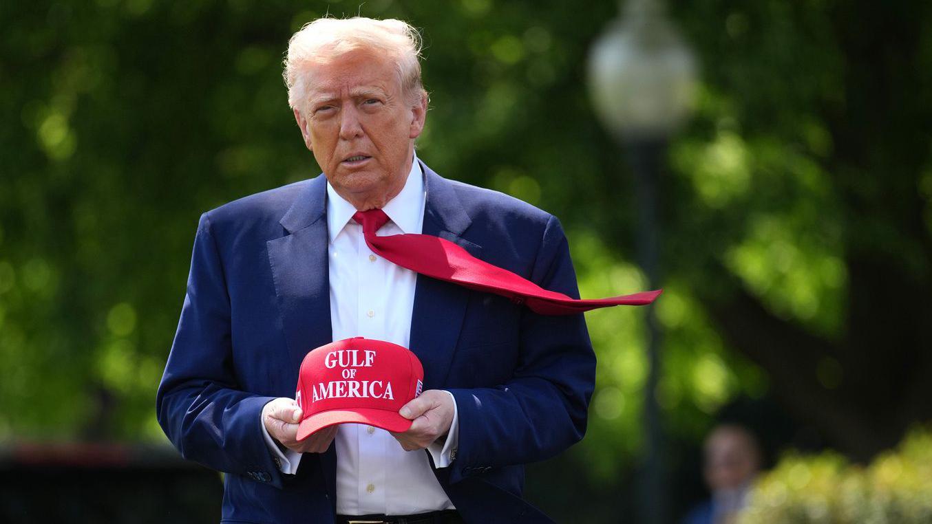 El presidente de Estados Unidos, Donald Trump, con una gorra roja en donde se lee "Golfo de América". 