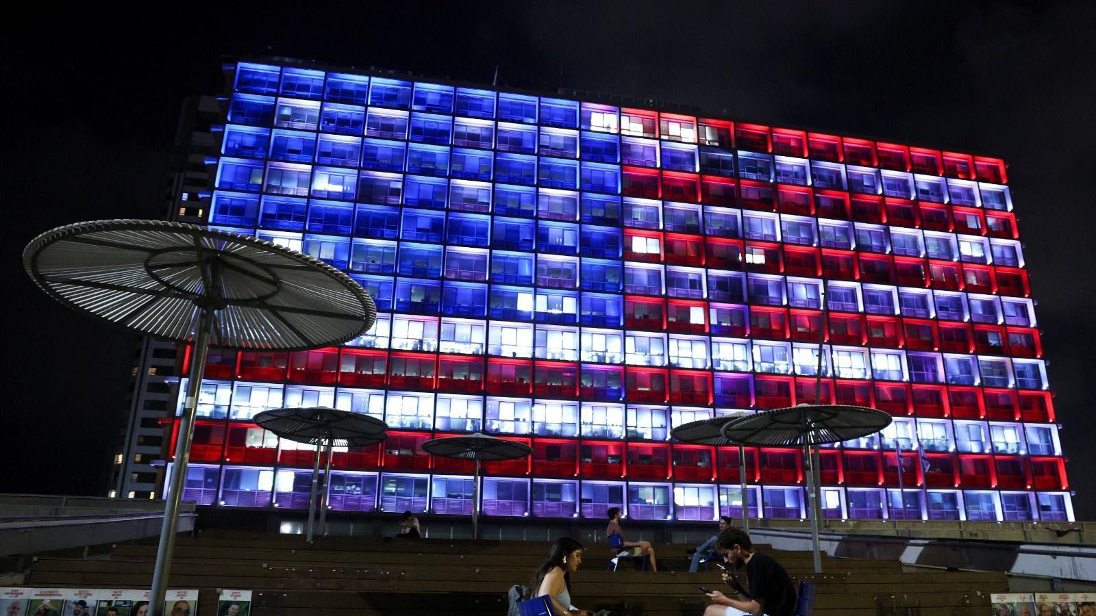 Fachada de prédio em Tel Aviv é iluminada com cores da bandeira dos EUA