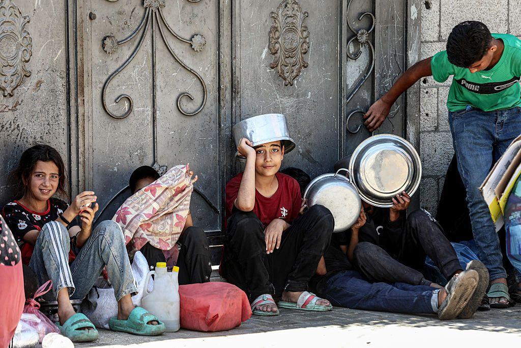 ينتظر نازحون فلسطينيون، بينهم عدد كبير من الأطفال، في طوابير طويلة للحصول على وجبات ساخنة توزعها منظمة خيرية في مدينة غزة، قطاع غزة، فلسطين، في 7 يونيو/حزيران 2026.
