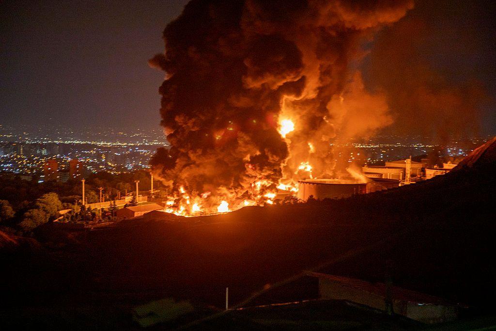 Fuego y humo se elevan al cielo tras un ataque israelí contra el depósito de petróleo de Shahran el 15 de junio de 2025 en Teherán, Irán.