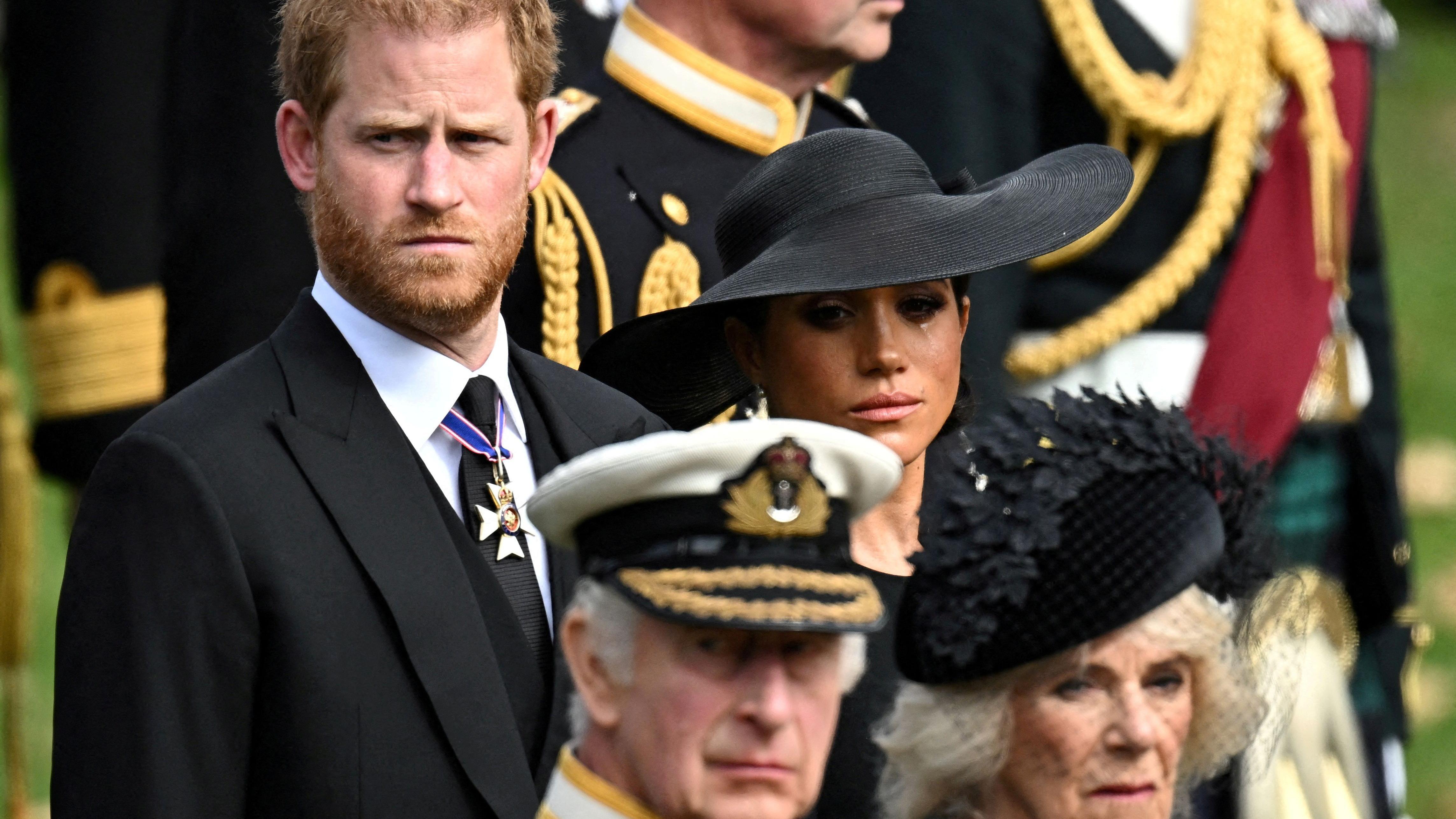 El príncipe Harry con su esposa, Meghan Markle, en el funeral de su abuela, la reina Isabel
