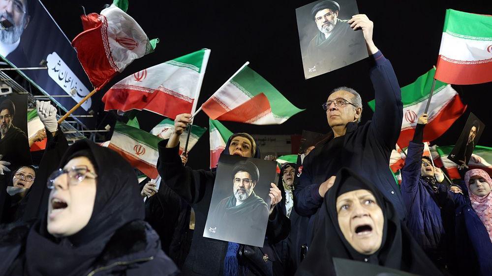 ljudi u teheranu sa iranskim zastavama