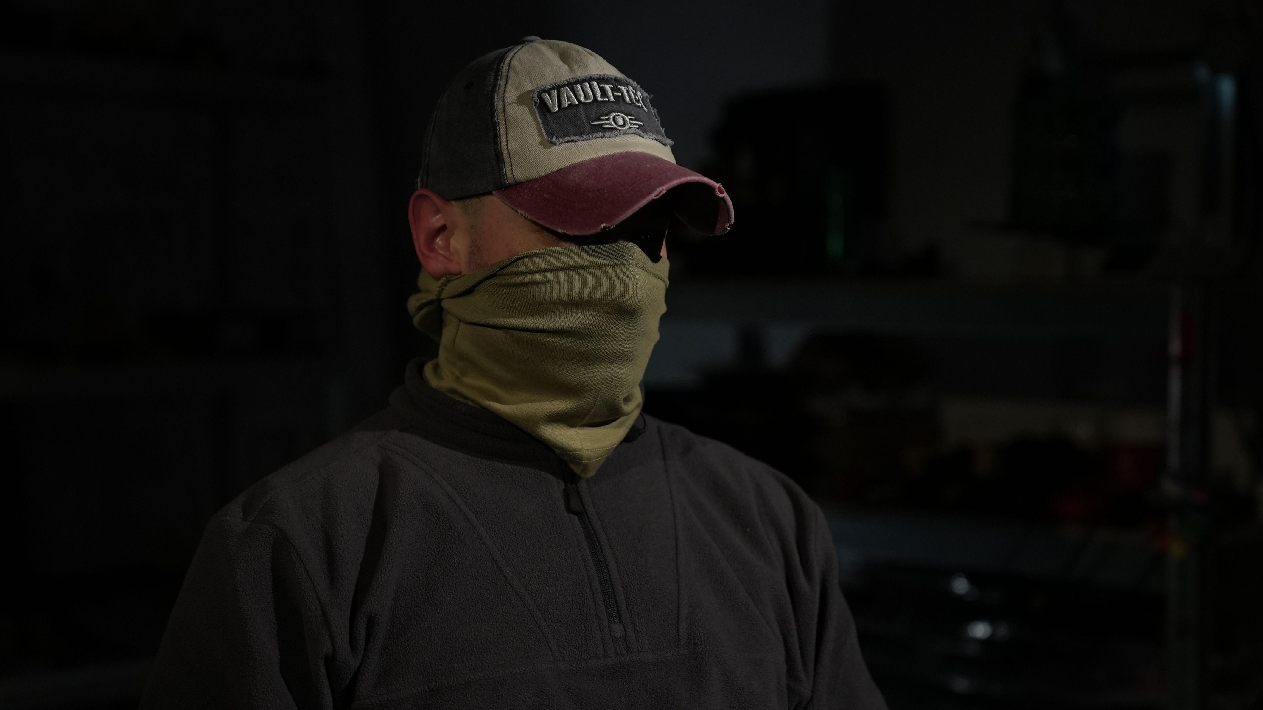 Ruslan, un oficial de las Fuerzas de Operaciones Especiales de Ucrania, porta un suéter negro, y esconde su identidad con tras un gorro y un pañuelo que cubre su nariz y boja.