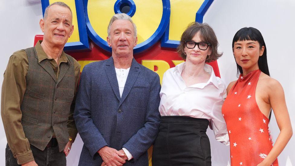 Tim Allen, Tom Hanks, Joan Cusack y Greta Lee en un acto de presentación de "Toy Story 5", celebrado en el Odeon Luxe de Leicester Square, en el centro de Londres.