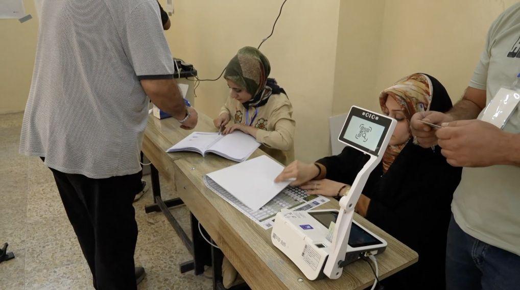 مقترع أمام لجنة الانتخابات النيابية في العراق 11 نوفمبر/ تشرين الثاني.