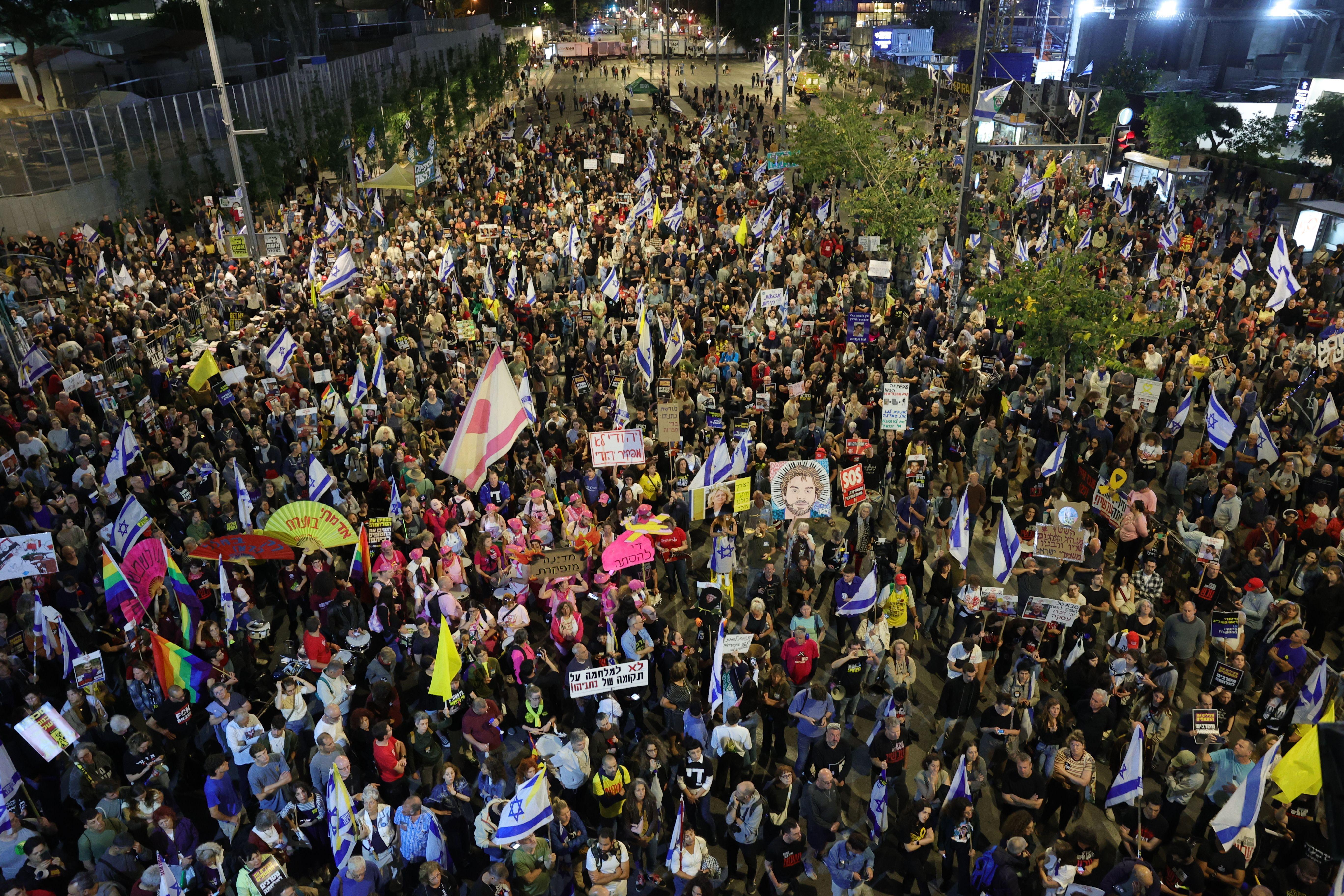 عائلات الرهائن الإسرائيليين لدى حماس في غزة ومتضامنون يشاركون في احتجاج يطالب بإتمام صفقة الرهائن بين إسرائيل وحماس، خارج مقر كرياه العسكري في تل أبيب، إسرائيل، 3 مايو 2025.