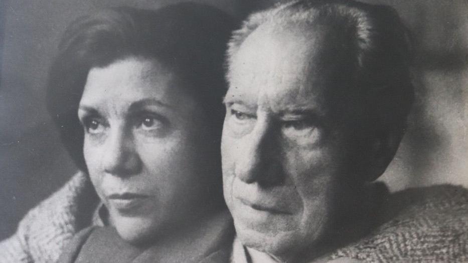 Plano cerrado de una mujer de unos 40 años y un hombre mayor