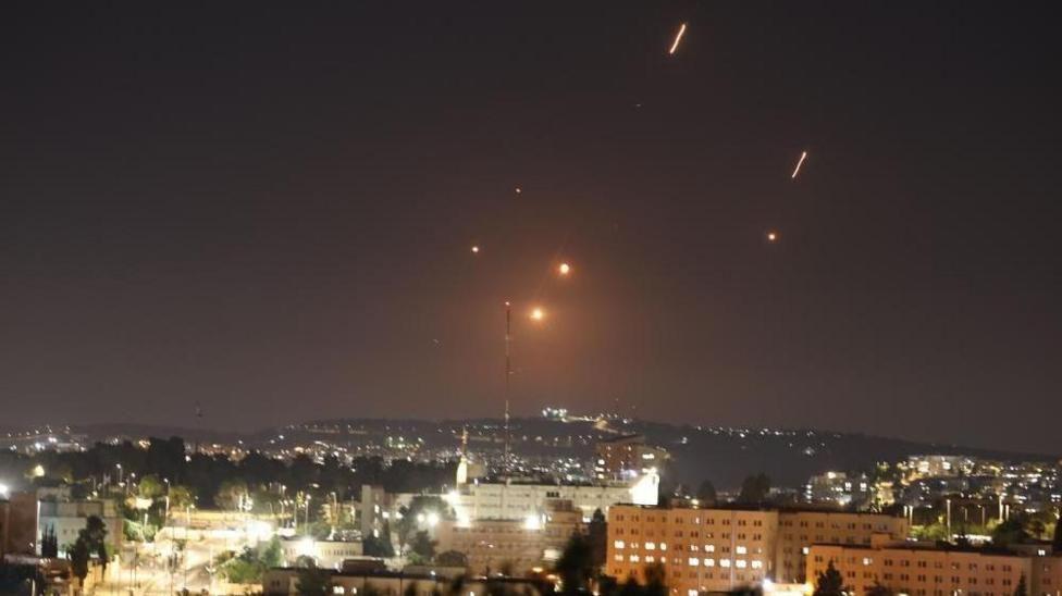 Jerusalén de noche con misiles que iluminan el cielo