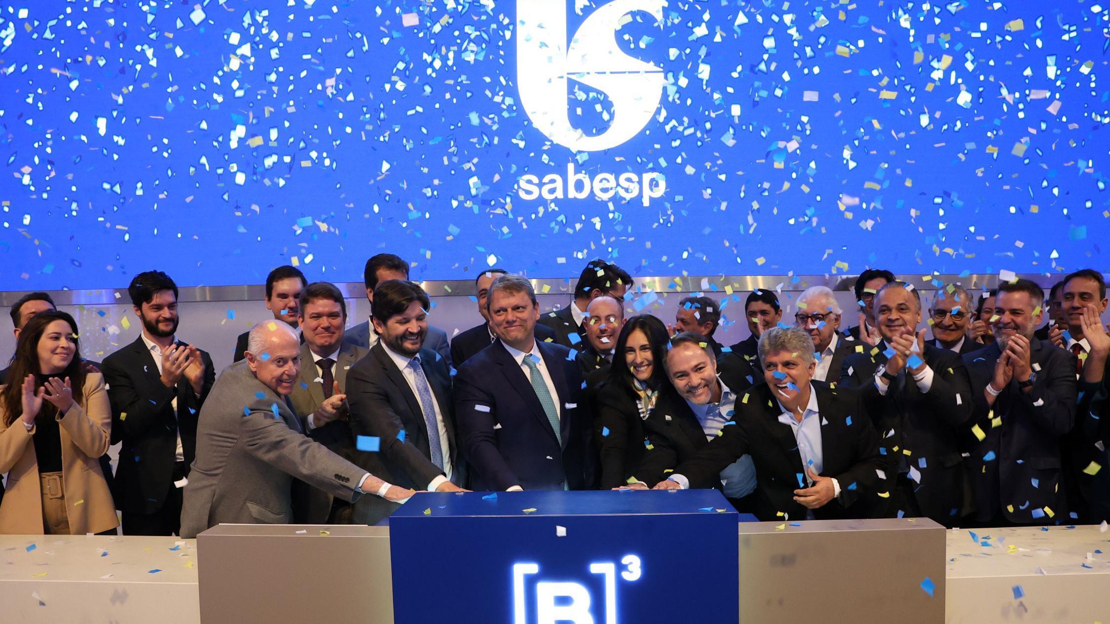 Cerim&ocirc;nia na bolsa de venda da Sabesp com Tarc&iacute;sio de Freitas e outras autoridades. 