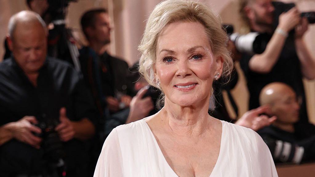 La actriz estadounidense Jean Smart asiste a la 83ª entrega anual de los Globos de Oro en el hotel Beverly Hilton en Beverly Hills, California, el 11 de enero de 2026. (Foto de Michael Tran / AFP vía Getty Images)