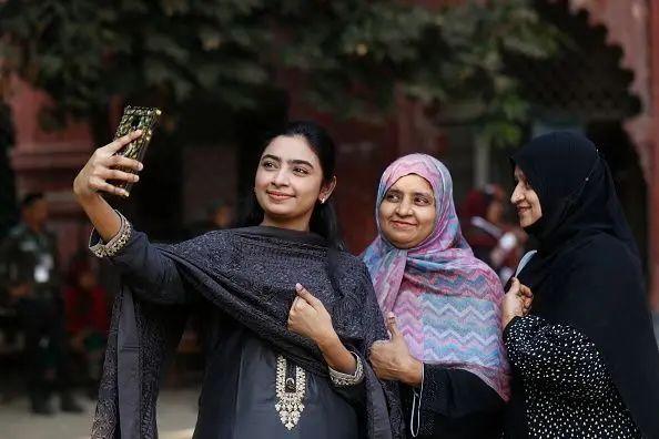 Eleitoras em Bangladesh s&atilde;o vistas tirando uma selfie