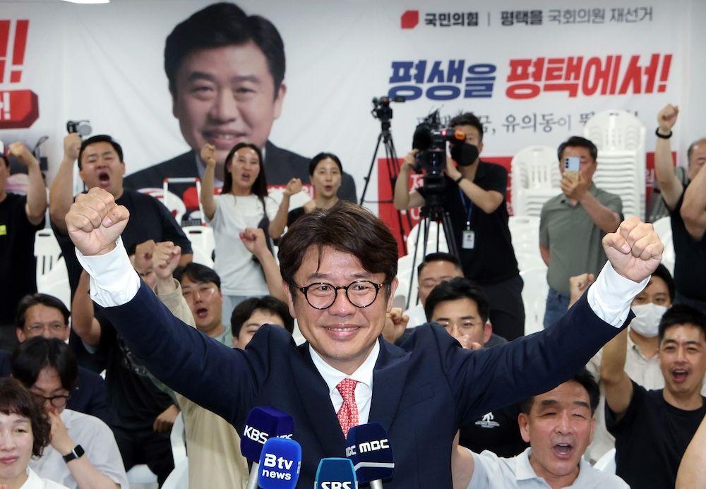 유의동 국민의힘 경기 평택시을 국회의원 후보가 4일 오전 경기 평택시 안중읍에 위치한 선거사무소에서 당선이 확실해지자 환호하고 있다.