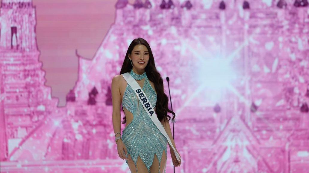 Mis Srbije Jelena Egorova predstavlja se na sceni tokom zvanične ceremonije dobrodošlice za Mis Univerzum 2025. u Bangkoku, Tajland, 5. novembra 2025. Žene koje predstavljaju 120 zemalja takmiče se na 74. izdanju Mis Univerzum