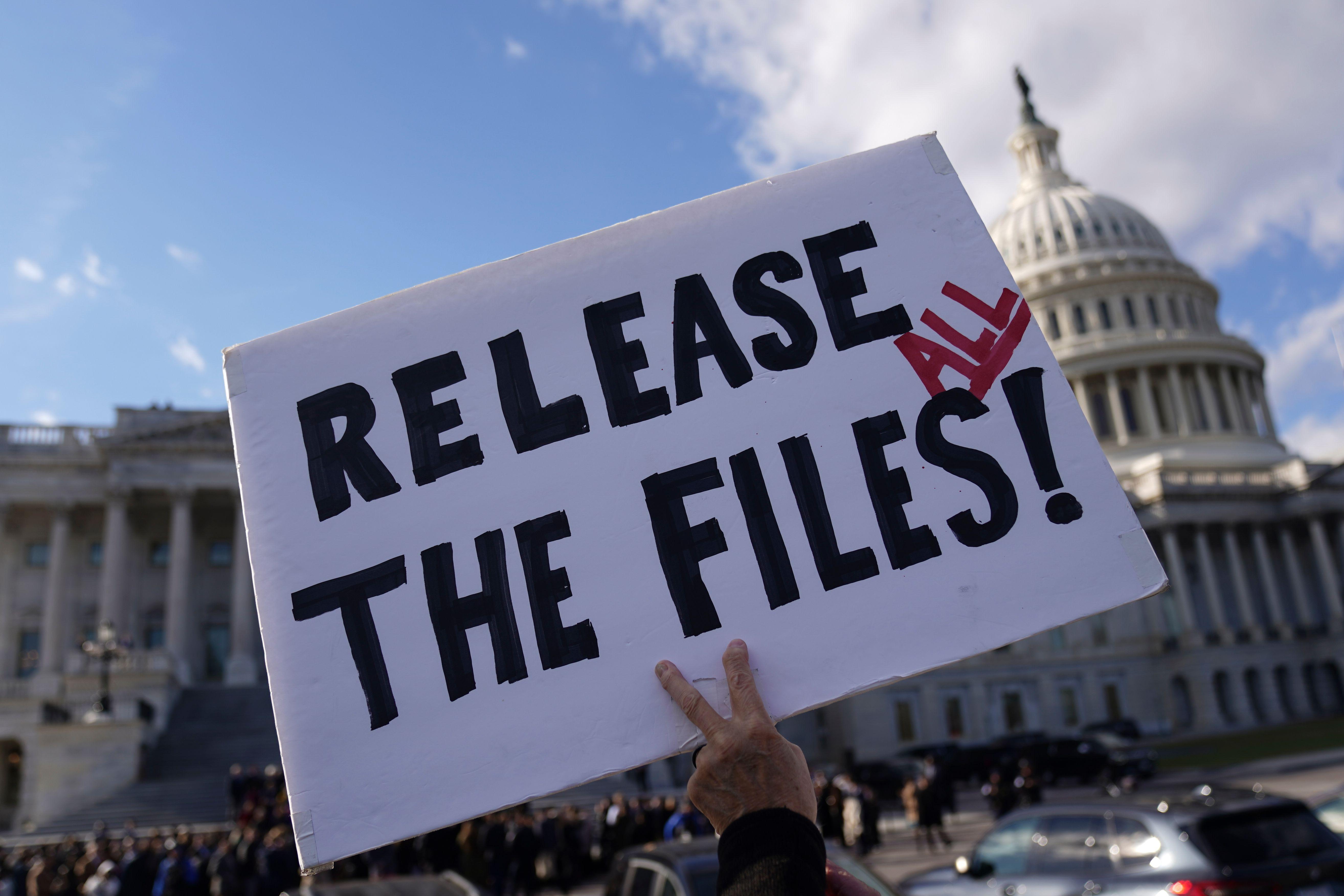 Manifestante segura cartaz pedindo a publica&ccedil;&atilde;o dos arquivos de Epstein em protesto em frente ao Capit&oacute;lio, em Washington, em 12 de novembro de 2025
