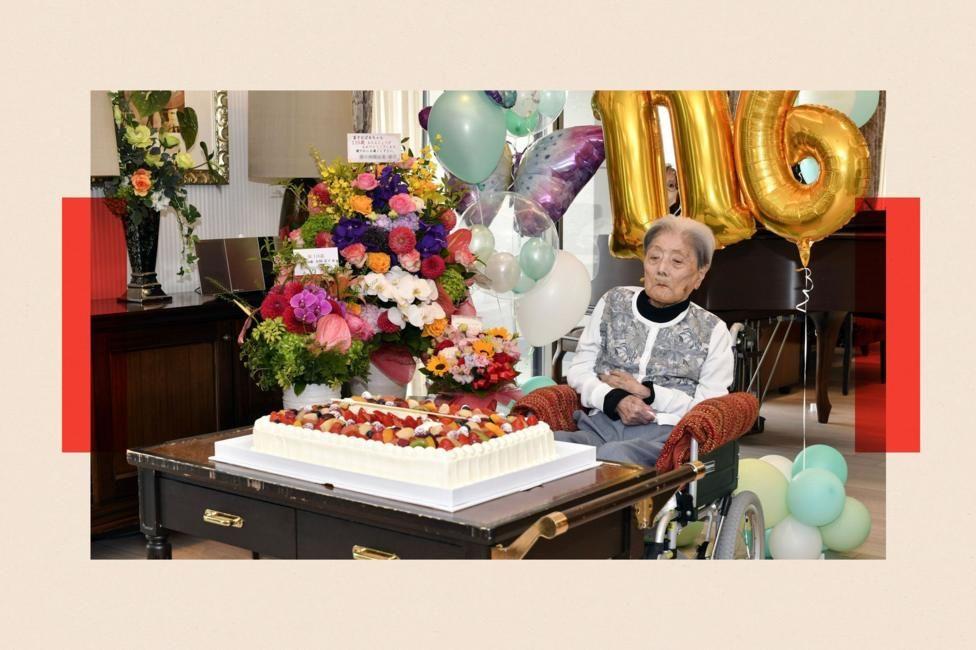 Tomiko Itooka en su cumpleaños 116, frente a un gran pastel. 