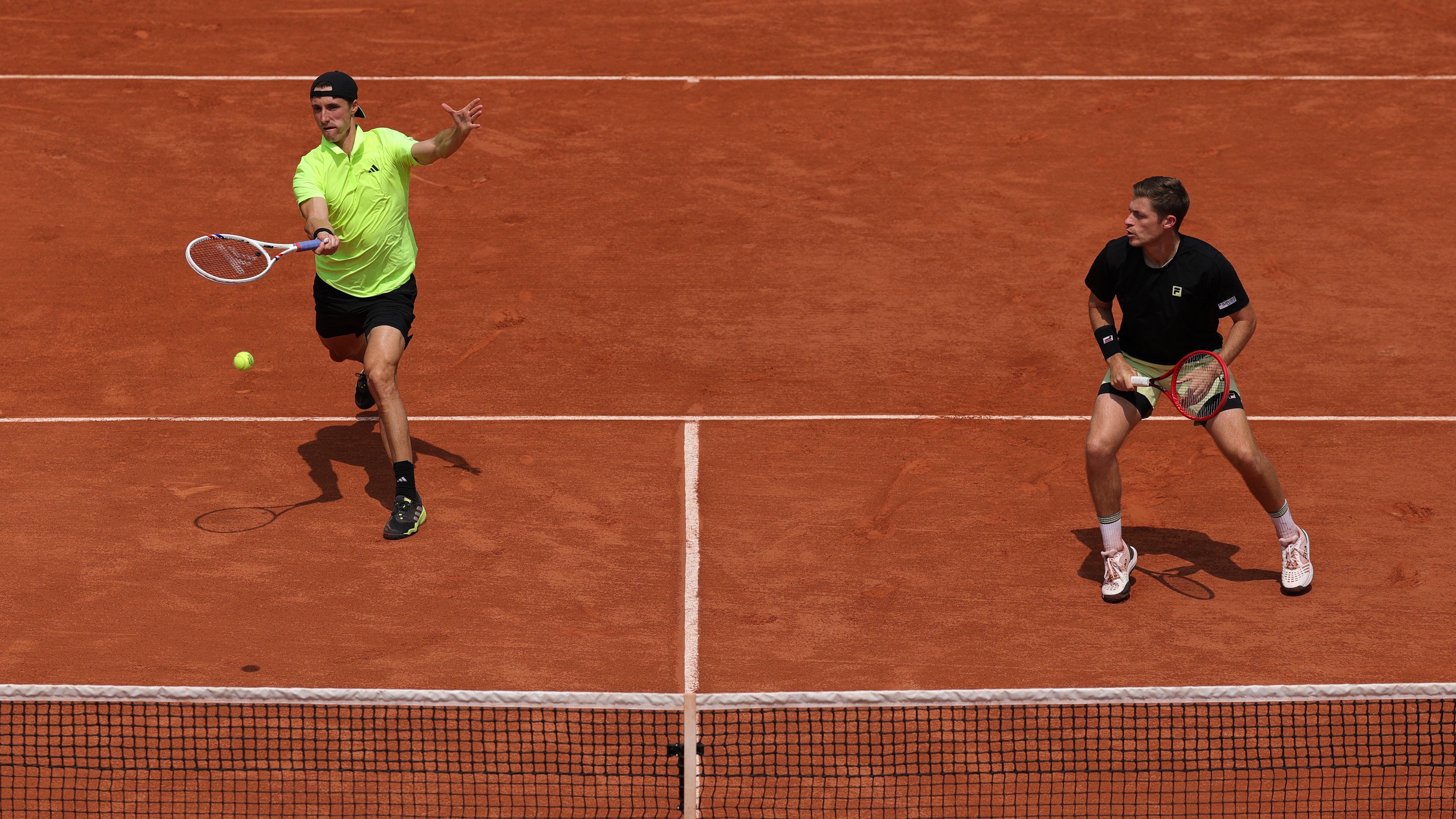French Open: GBs Salisbury & Skupski in mens doubles final - text
