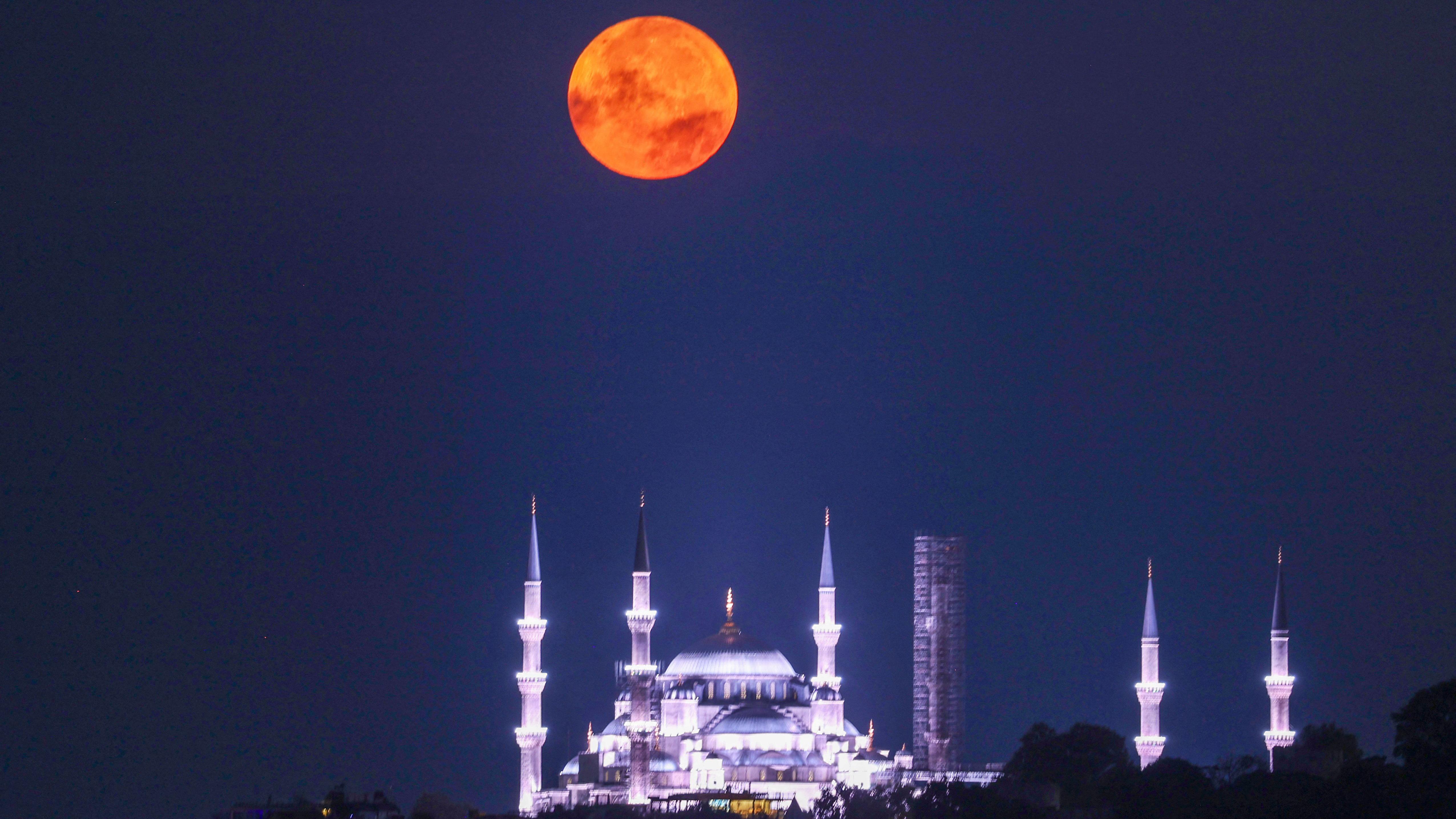 Pun mesec iznad osvetljene Plave džamije u Istanbulu