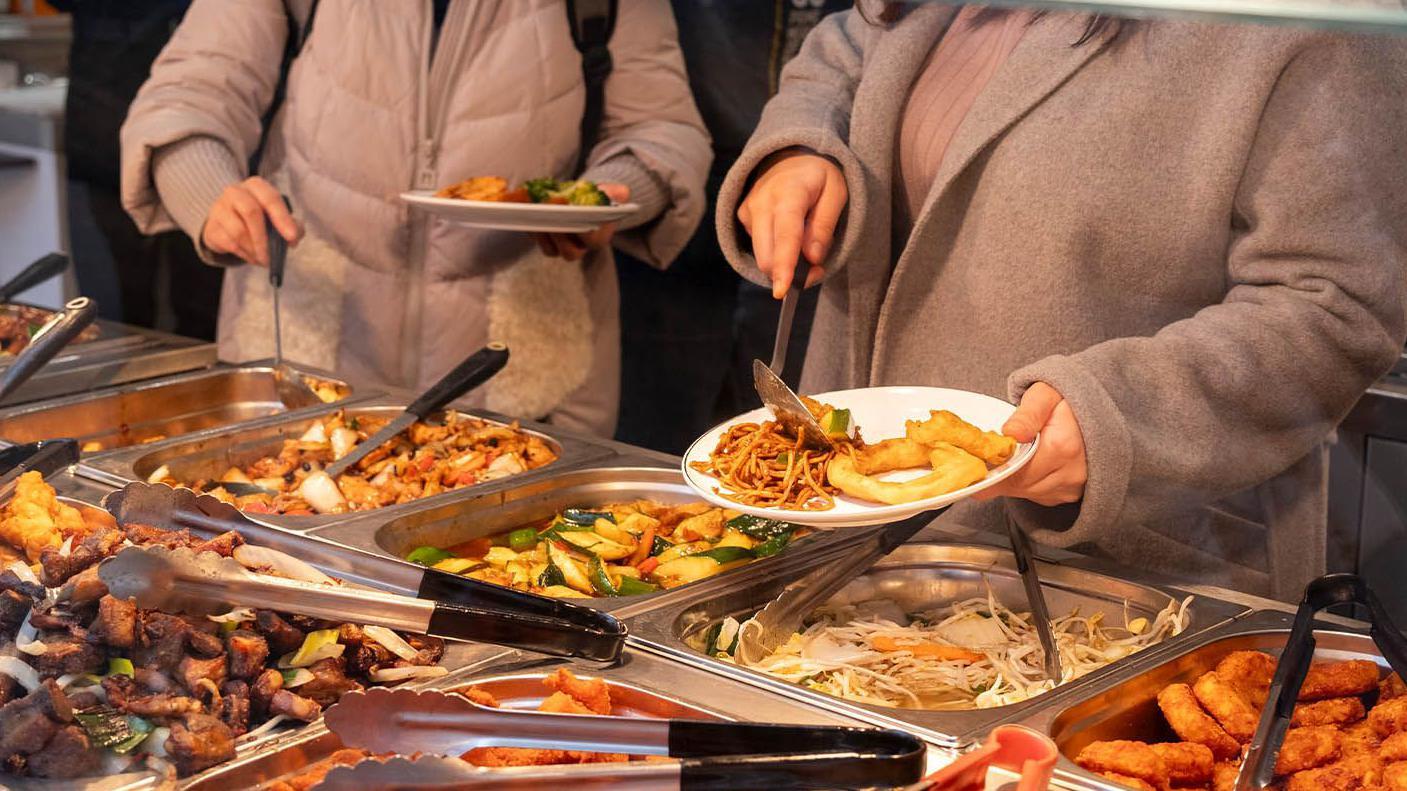 在餐廳盡情享用熱食自助餐。