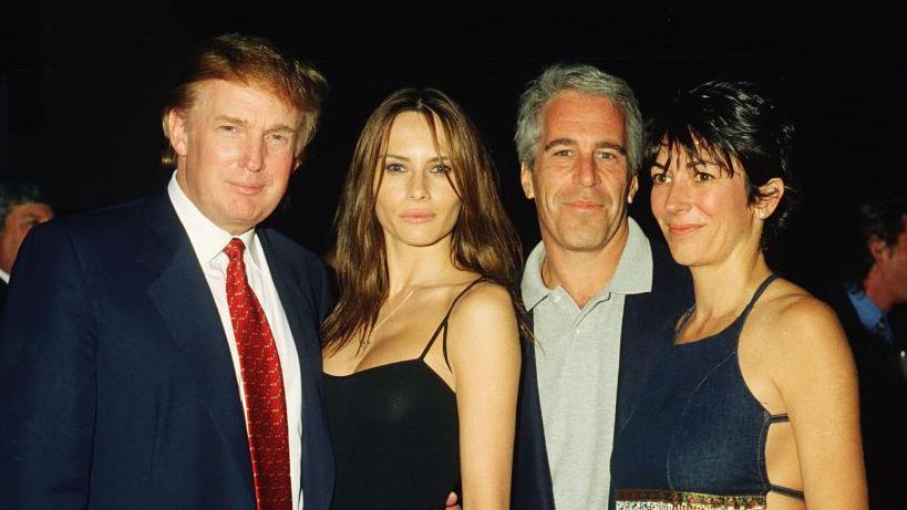 Donald Trump, Melania Trump, Jeffrey Epstein y Ghislaine Maxwell durante una fiesta en Florida en el 2000.