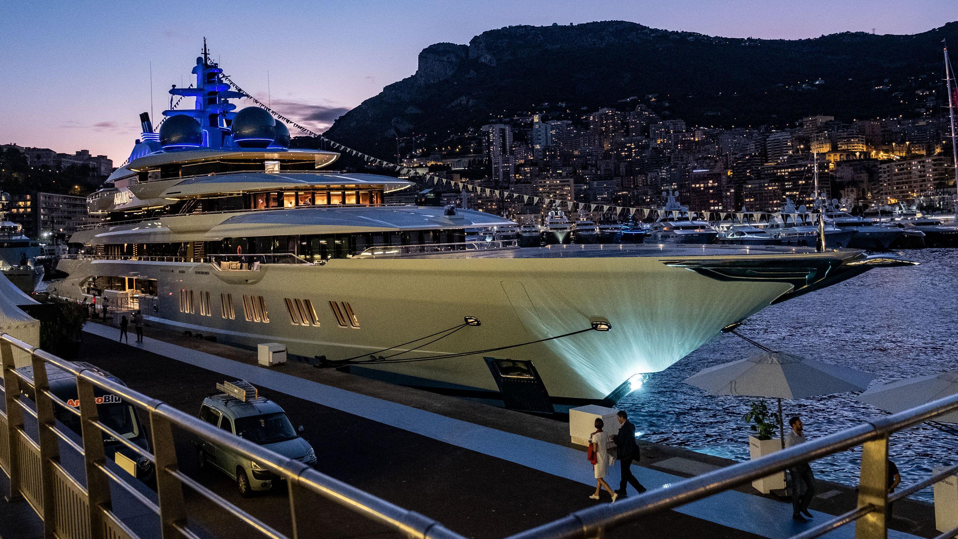 Luksuzna superjahta Amadea, koju proizvodi Luerssen Verwaltungs GmbH, usidrena u luci noću uoči Sajma jahti u Monaku (MYS) 24. septembra 2019. godine.