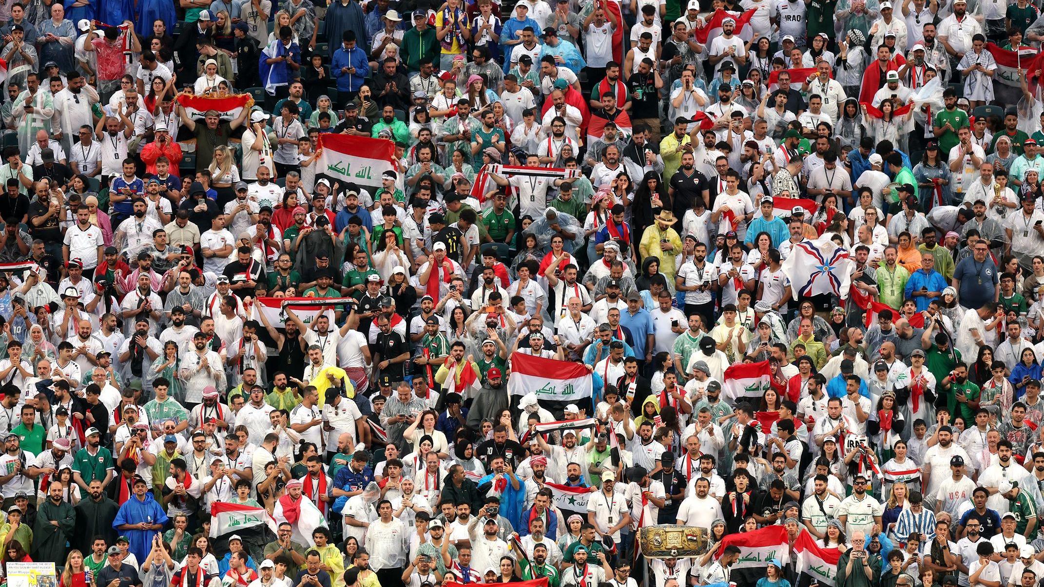 مشجعو العراق يتابعون مجريات مباراة فرنسا والعراق ضمن المجموعة الأولى من بطولة كأس العالم لكرة القدم 2026، والتي أقيمت على ملعب فيلادلفيا في 22 يونيو/حزيران 2026 في فيلادلفيا، بنسلفانيا. 