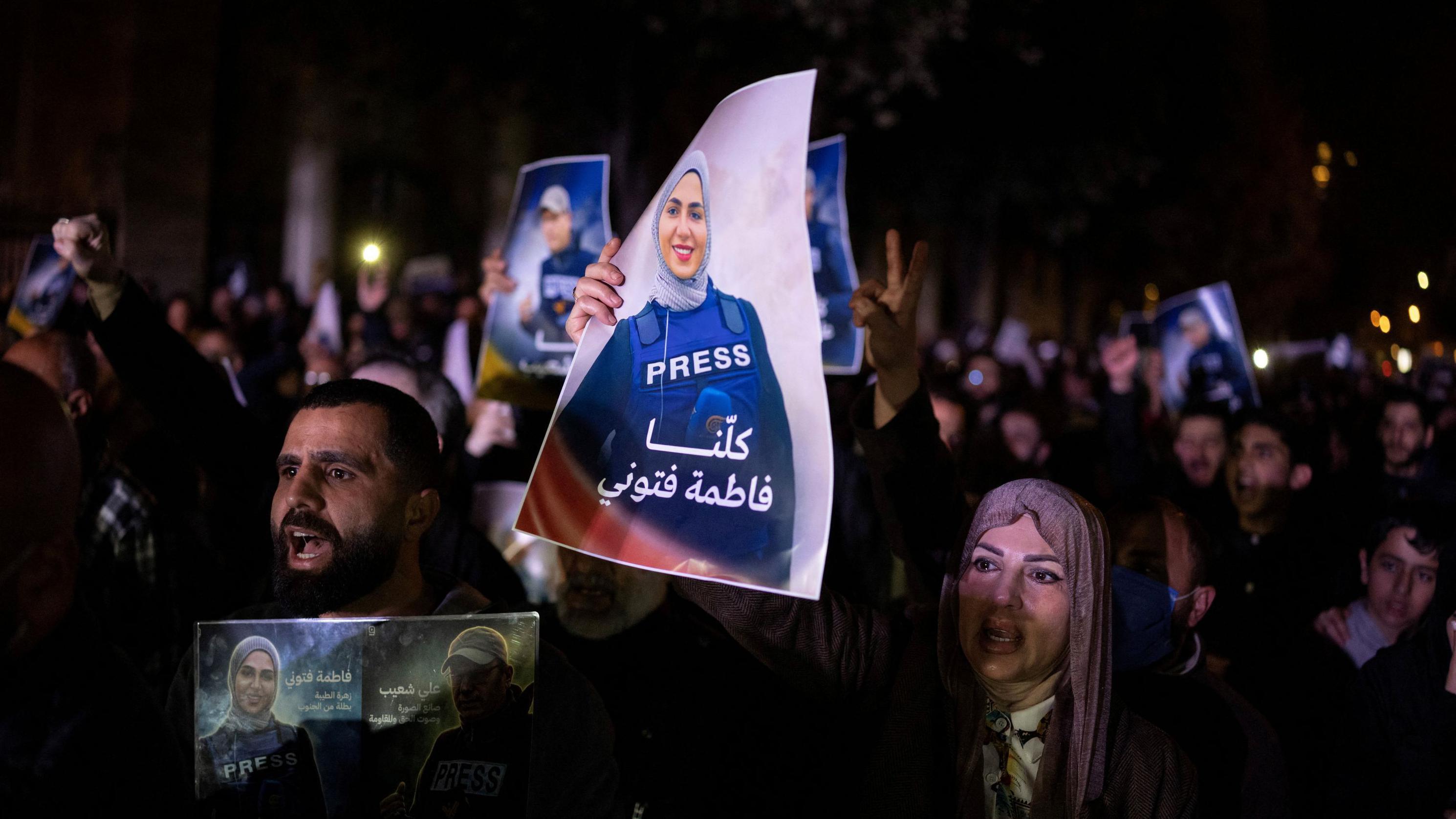 Manifestantes durante uma manifesta&ccedil;&atilde;o ap&oacute;s a morte dos jornalistas libaneses. Na frente, uma mulher segura foto da rep&oacute;rter da Al Mayadeen Fatima Ftouni 