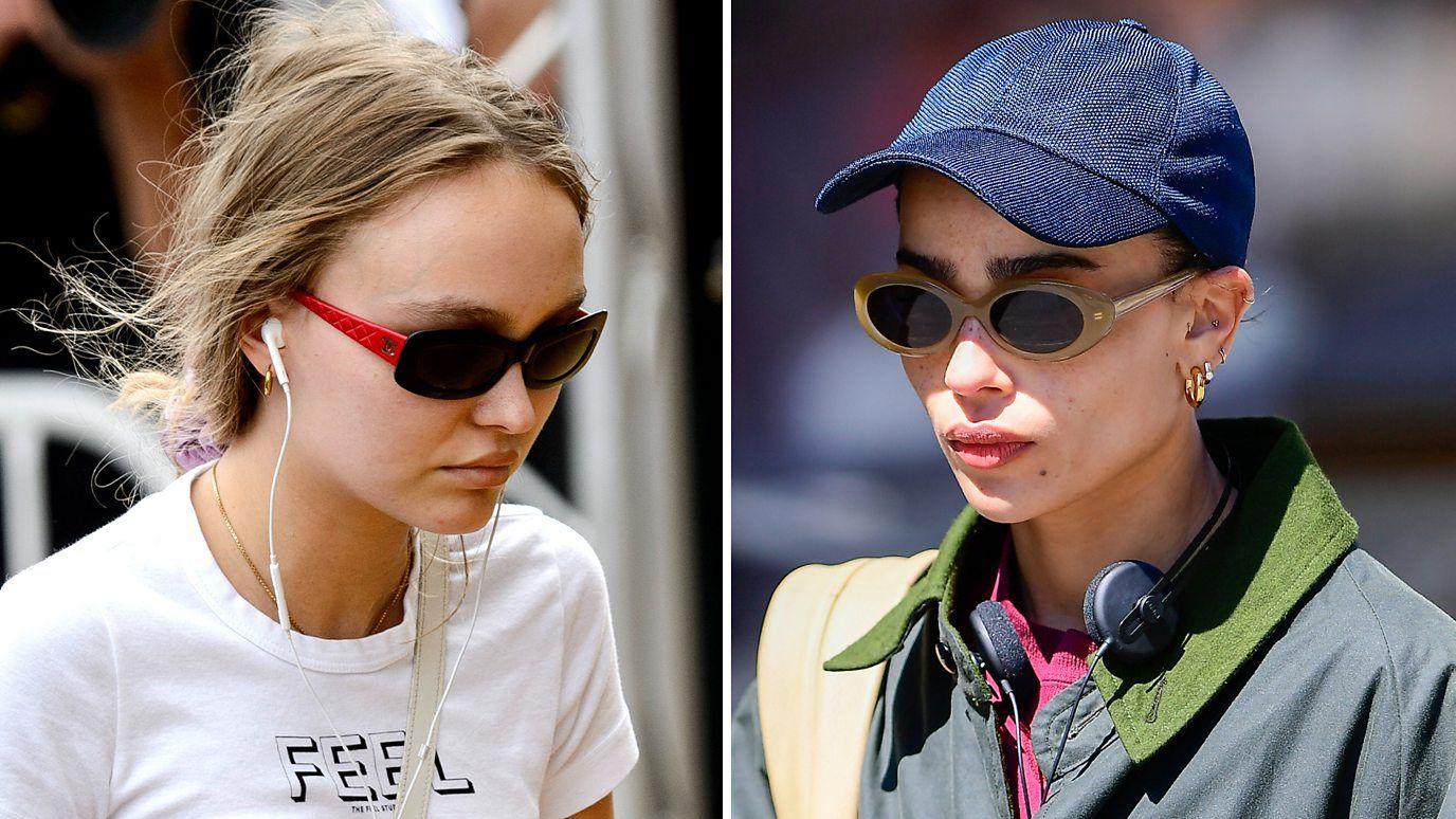 Montagem traz uma mulher loira  eZoe Kravitz usando fones.