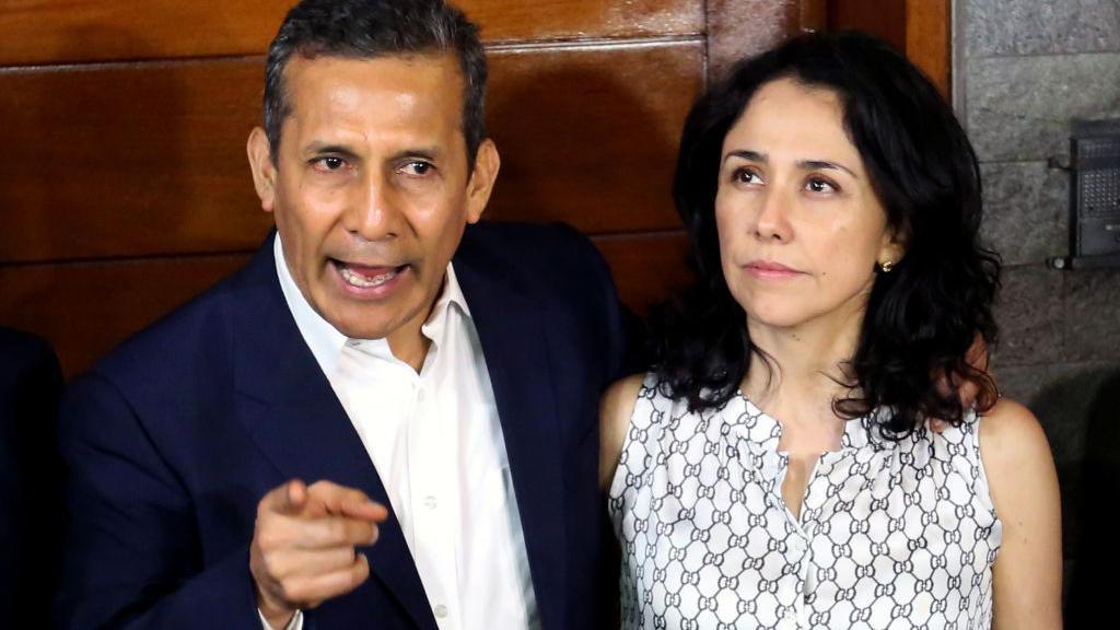 Ollanta Humala fala e gesticula com Nadine Heredia. 