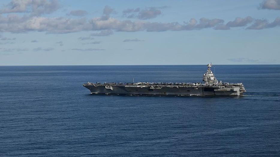 El portaaviones más grande del mundo, el USS Gerald R. Ford, navega en el Mar del Norte durante el ejercicio Neptune Strike 2025 de la OTAN el 24 de septiembre de 2025.