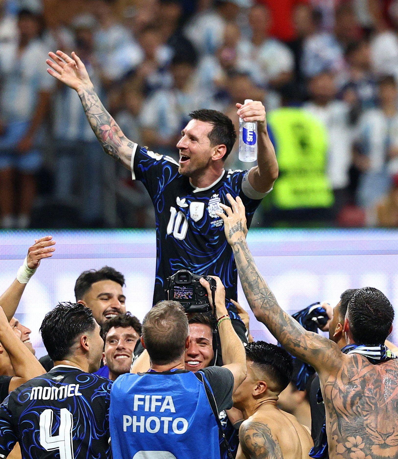 Istorijska fotografija: Mesi kupao Jamala kao bebu, a sad će boriti za titulu svetskog prvaka 1 mesi na rukama saigrača posle pobede argentine nad engleskom u polufinalu svetskog prvenstva