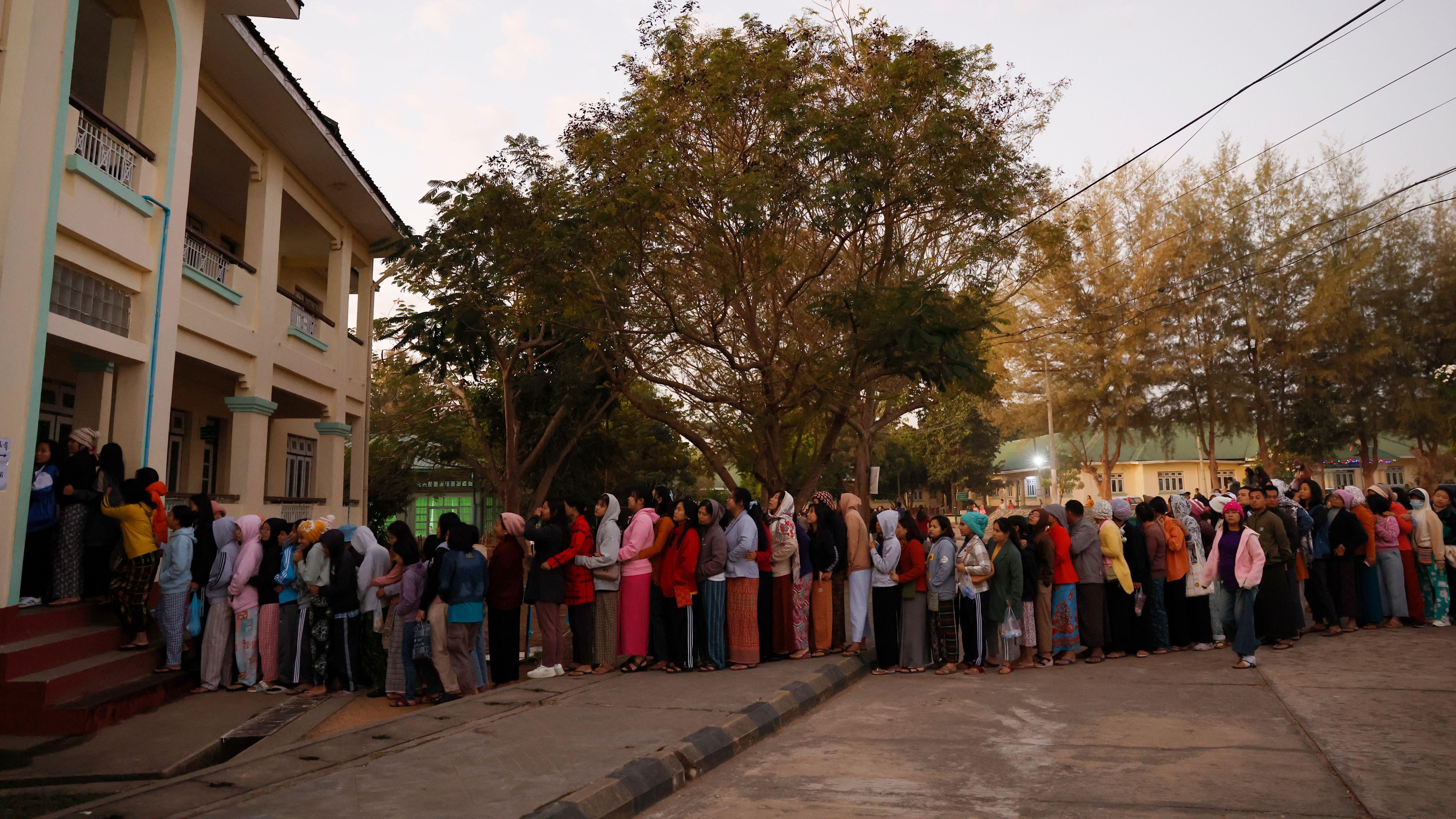 اصطف الناخبون في ميانمار للإدلاء بأصواتهم خلال المرحلة الأولى من الانتخابات العامة في مركز اقتراع بمدينة نايبيداو، عاصمة ميانمار، في 28 ديسمبر/كانون الأول 2025.