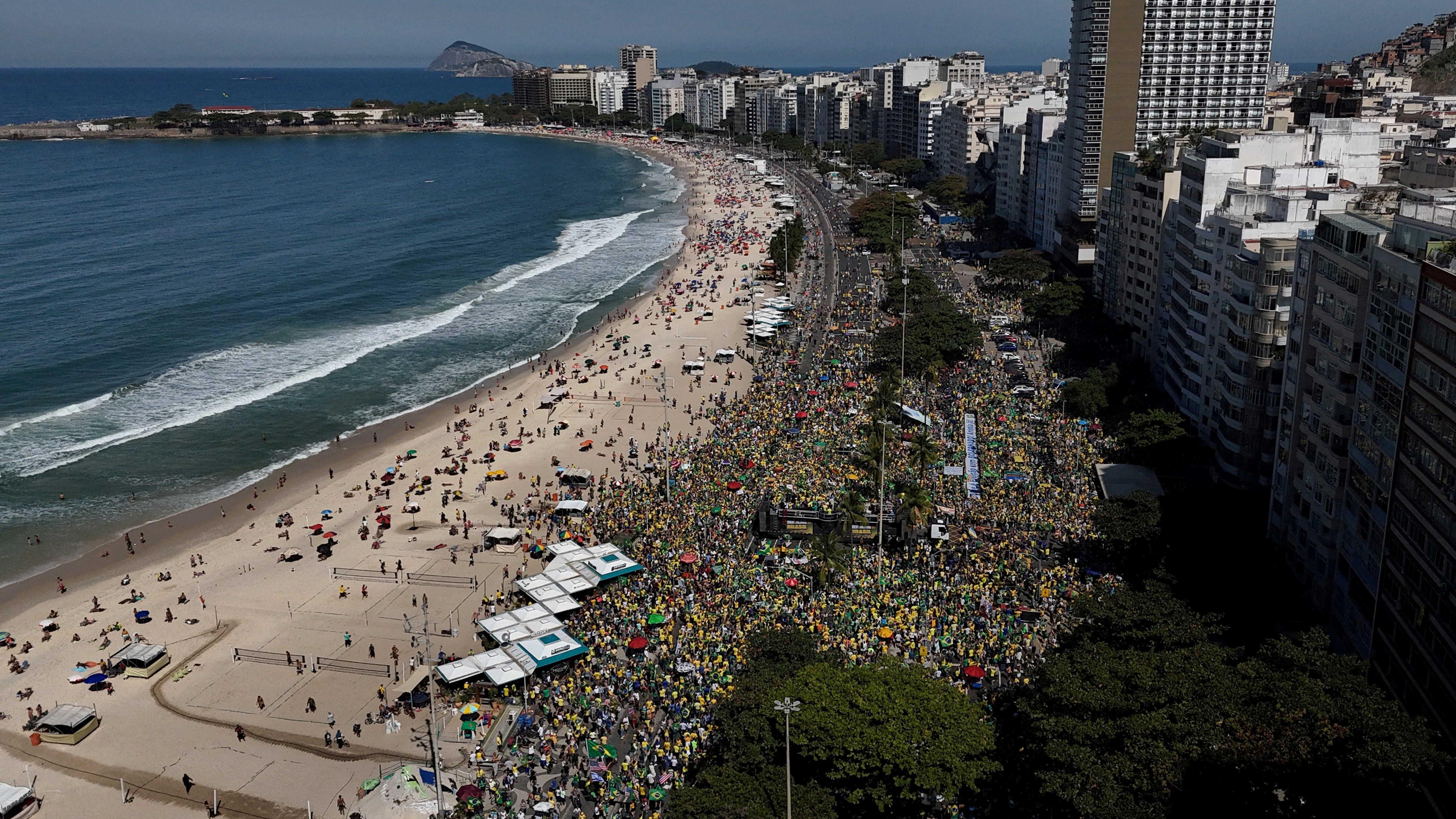 Imagem de drone mostra apoiadores do ex-presidente brasileiro Jair Bolsonaro participando de uma manifestação contra as medidas do Supremo Tribunal Federal no julgamento de Bolsonaro, em Copacabana