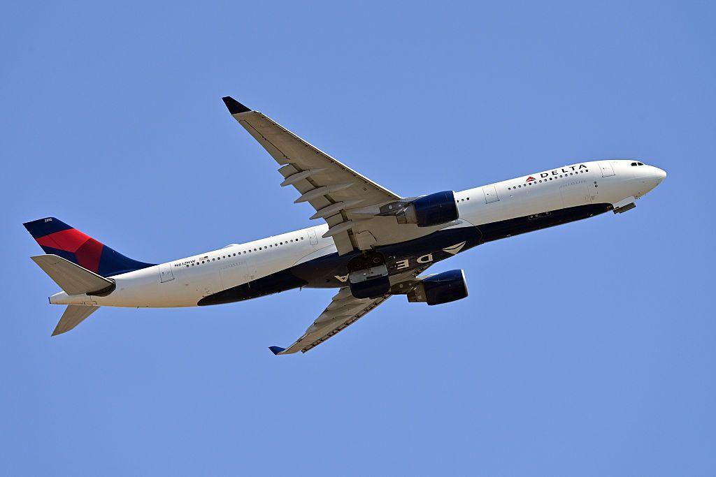 Avião da Delta no céu