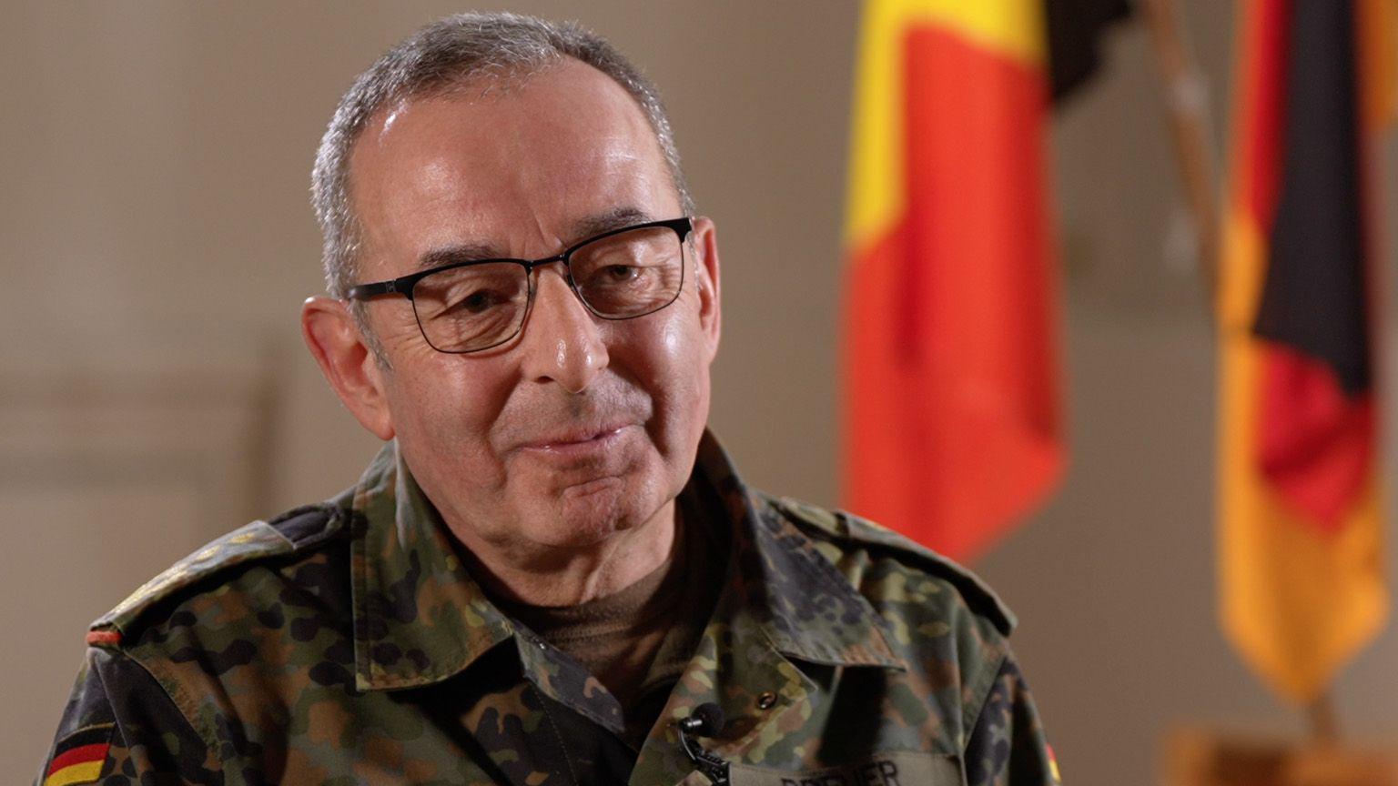 O general Carsten Breuer usa &oacute;culos e veste uma jaqueta militar camuflada