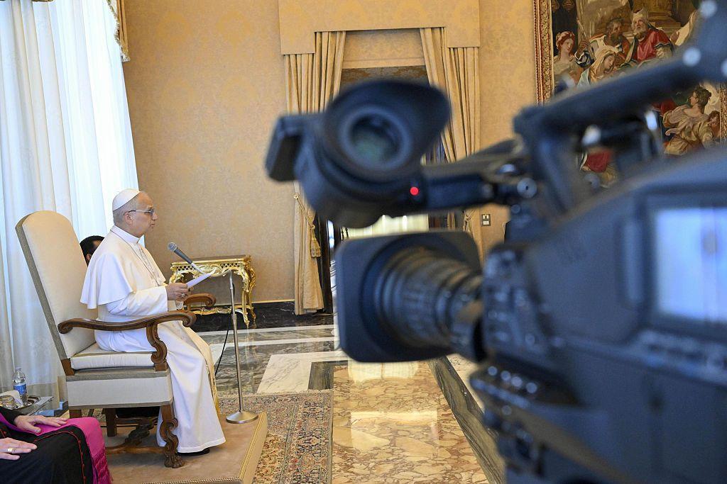 Una cámara de televisión apunta hacia el Papa León XIV mientras este pronuncia un discurso en el Palacio Apostólico.
