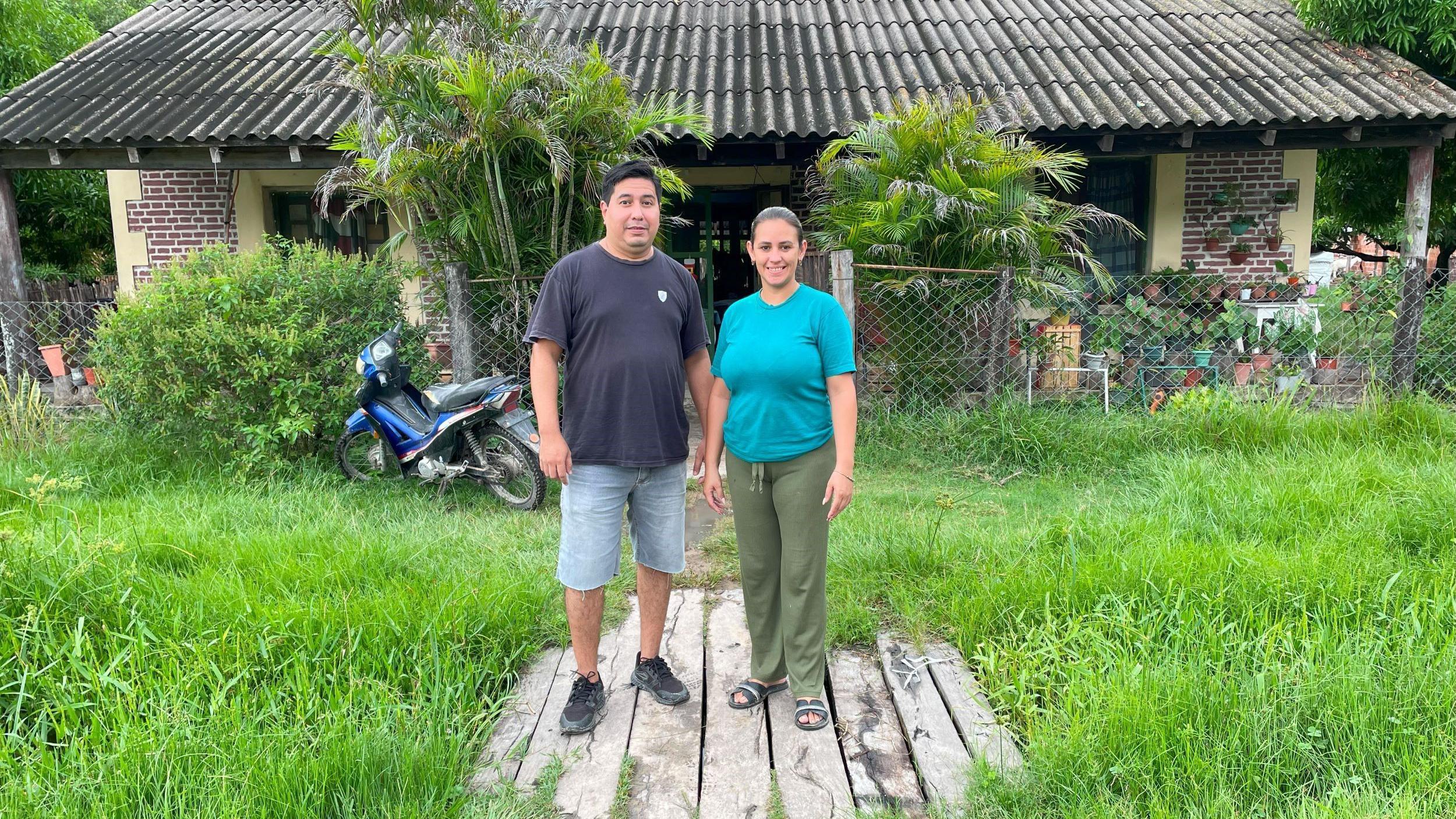 El periodista Alcides Manena y la profesora Eva Noguera frente a su residencia en Puerto Casado, un pueblo ubicado en el norte de Paraguay.