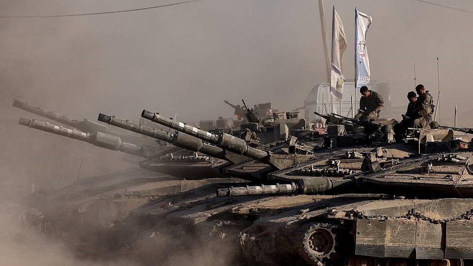 Soldados israelíes sobre tanques en la frontera entre Gaza e Israel