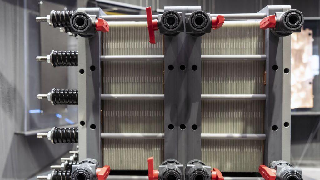 Una batería de flujo de vanadio en exhibición en las instalaciones de Huantai Energy en Jiuquan, China, el jueves 17 de octubre de 2024. 