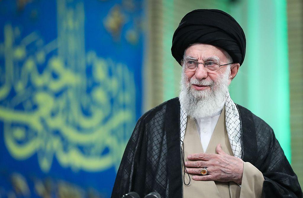 El líder supremo de Irán, el ayatolá Alí Jamenei, posa ante las cámaras con una mano el pecho.