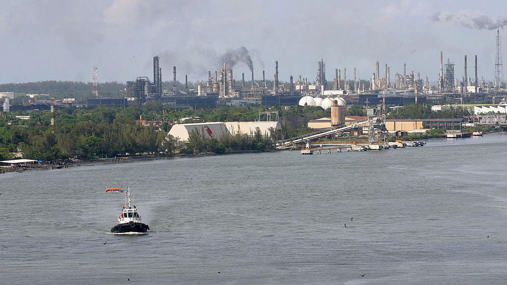Un barco saliendo del puerto de Tampico, México.