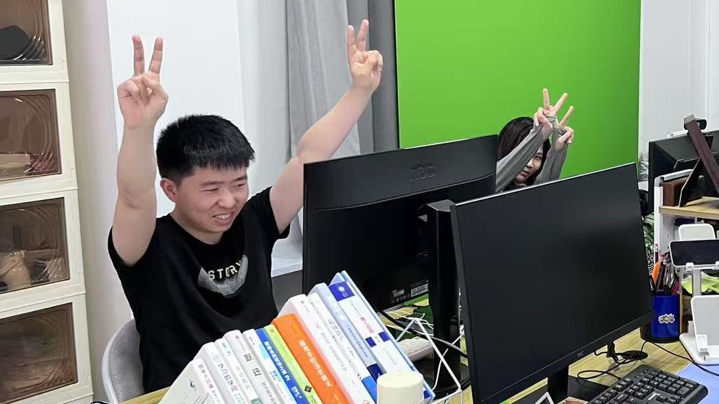 周先生每天「付費上班」，卻覺得很開心
